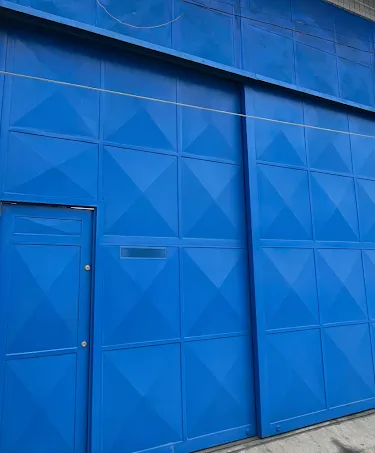 Fachada da F.L. Indústria, metalúrgica especializada em escovas de carvão e porta-escovas sob medida na Quarta Parada, São Paulo